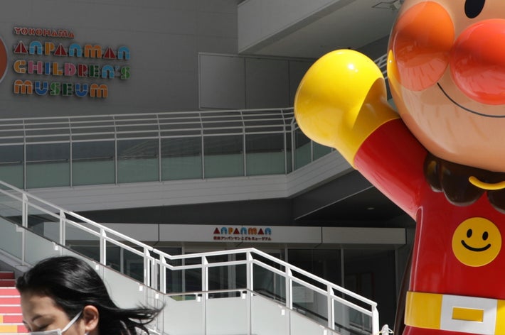 「横浜アンパンマンこどもミュージアム」のアンパンマン像