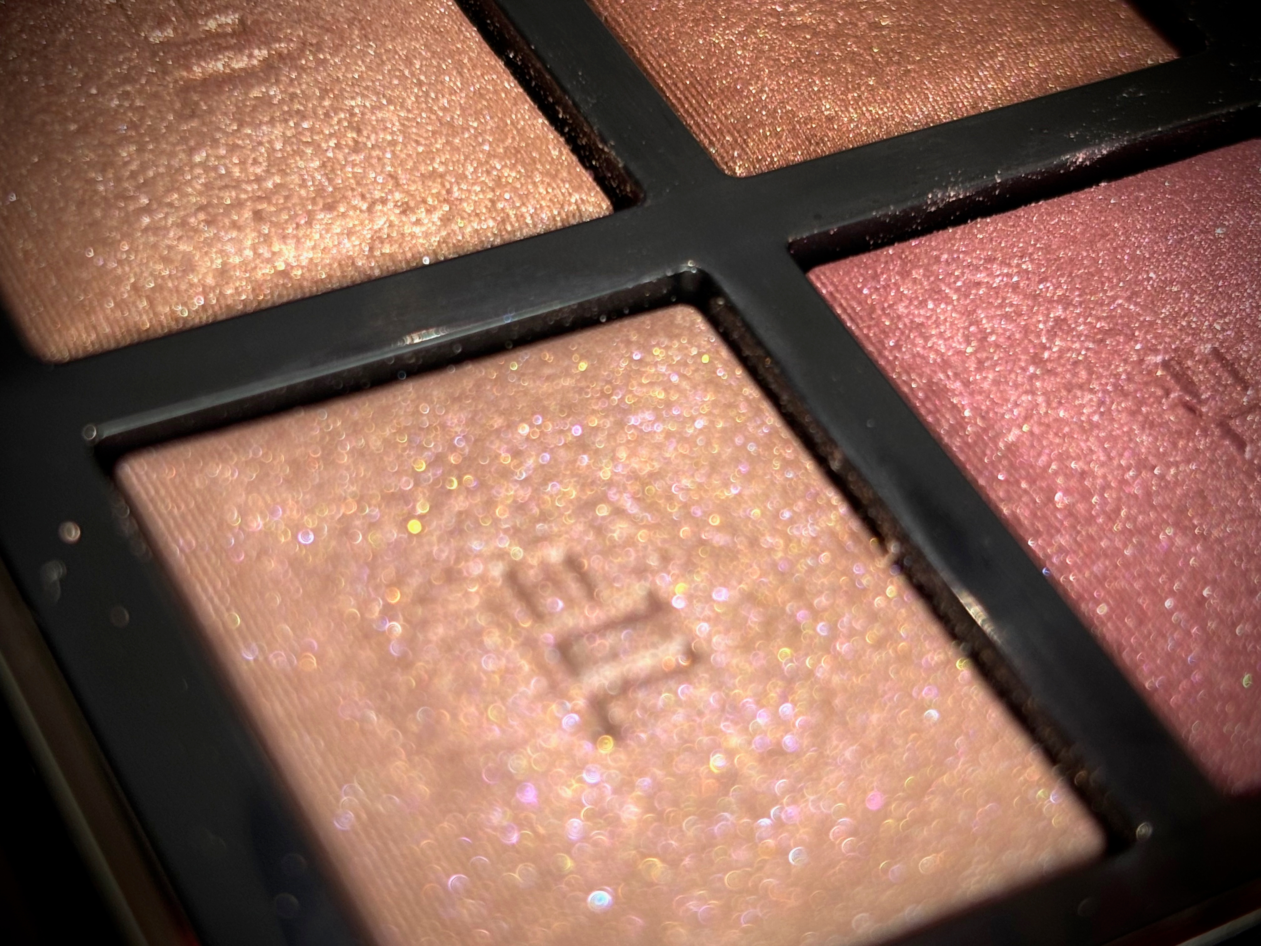 メイクパレットにある4色のきらめくアイシャドウ。