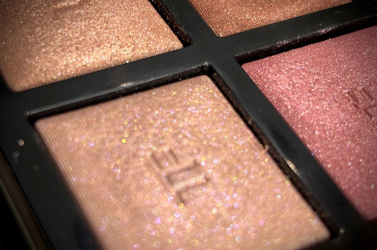 メイクパレットにある4色のきらめくアイシャドウ。