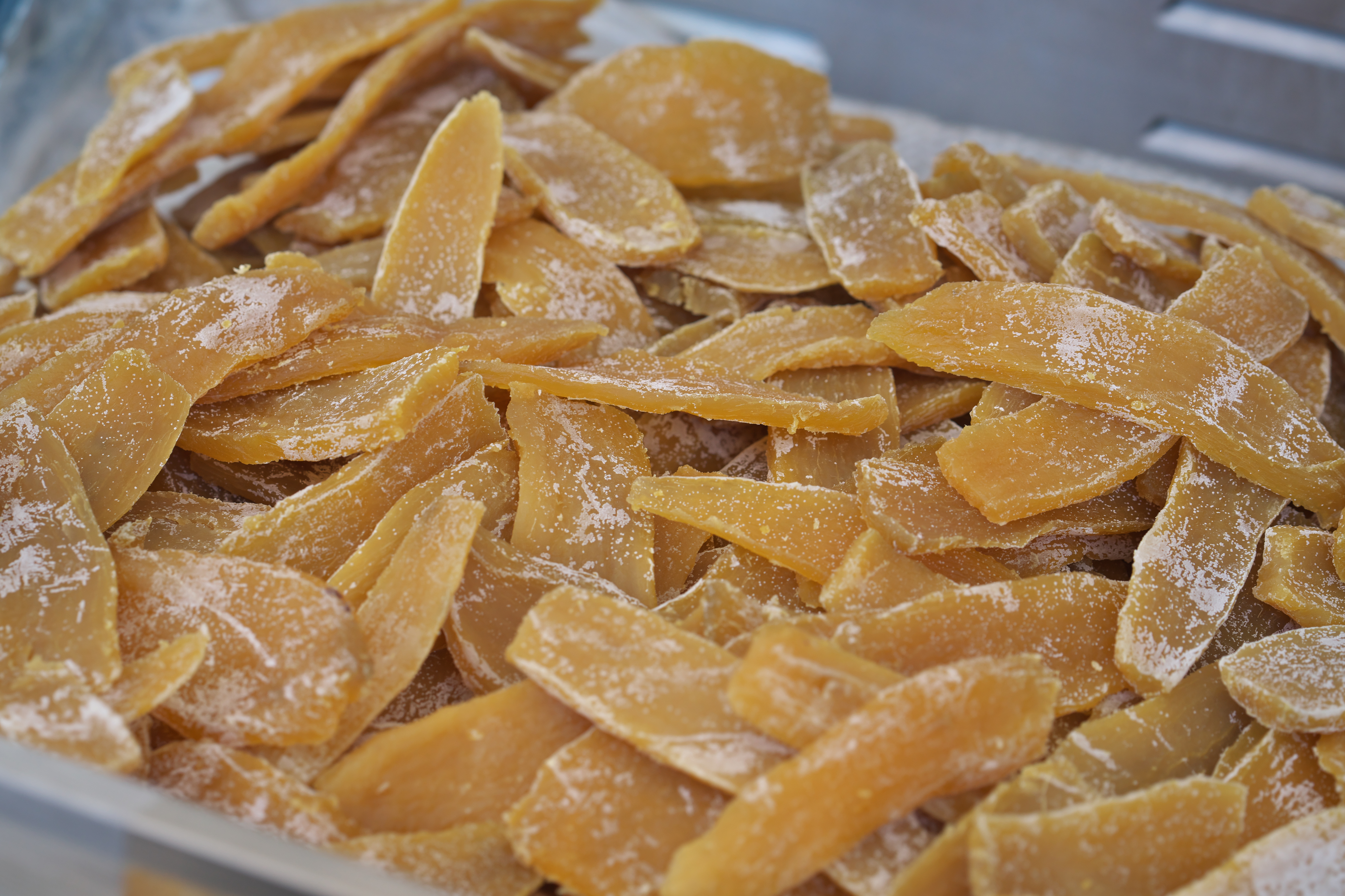 お皿に盛られたたくさんの干し芋。