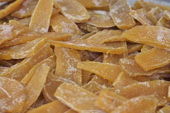 お皿に盛られたたくさんの干し芋。