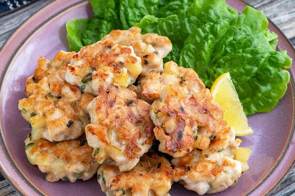 皿に並べられたチキンパテとレタス、レモンのくし切りが添えられています。