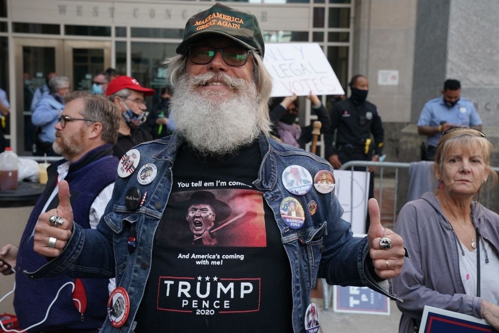 Mann med langt hvitt skjegg iført en 