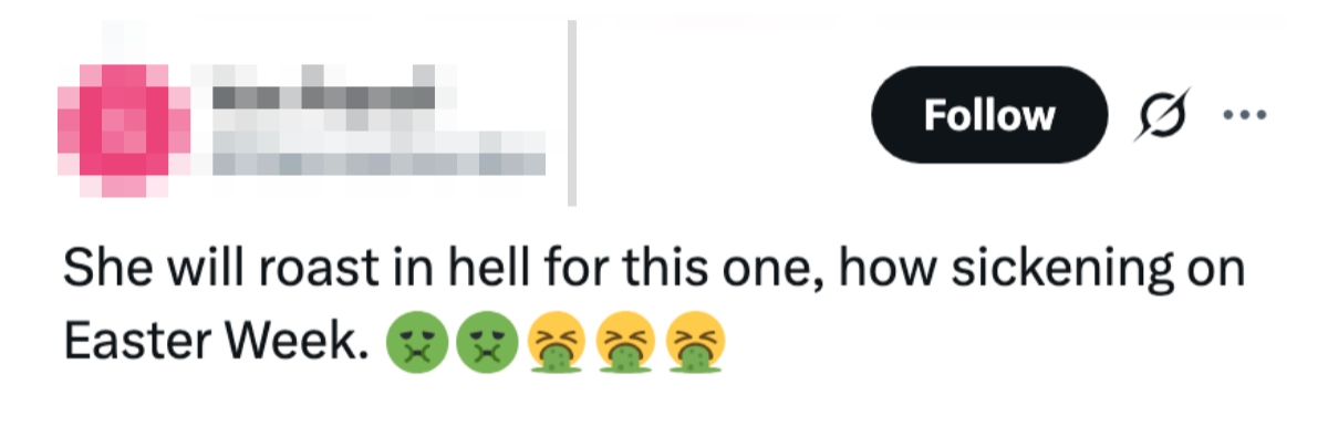 Skjermbilde av et innlegg på sosiale medier som fordømmer noen med avsky-emojier