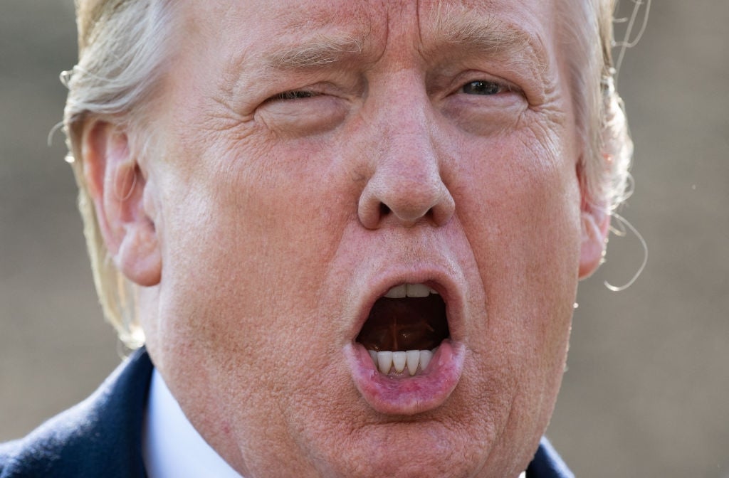 En person med åpen munn som ser ut til å snakke eller reagere uttrykksfullt utendørs