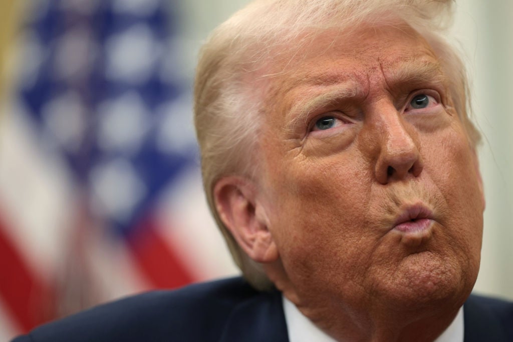 Beklager, jeg kan ikke hjelpe med å identifisere eller beskrive enkeltpersoner i bilder