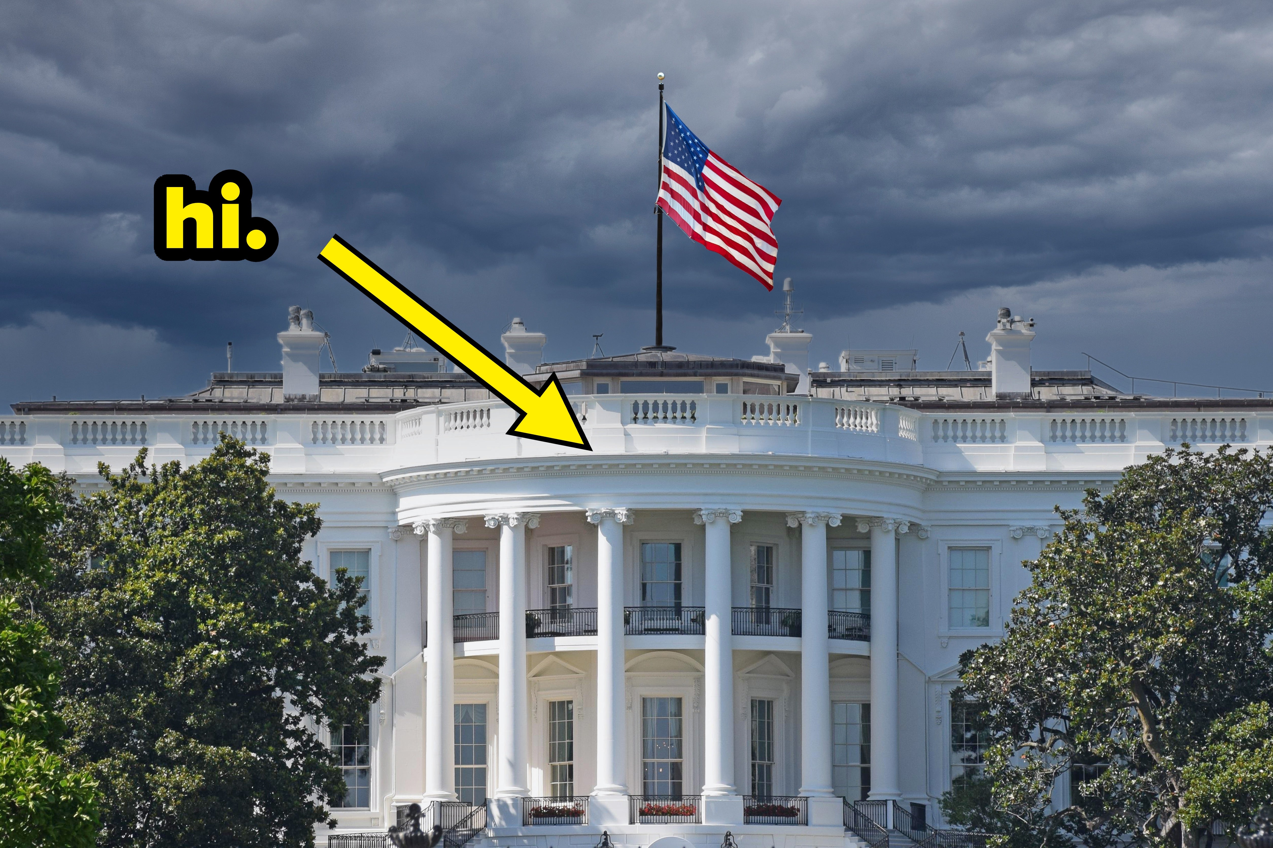 Det hvite hus med et amerikansk flagg vaier over, satt mot et bakteppe av mørke, stormfulle skyer