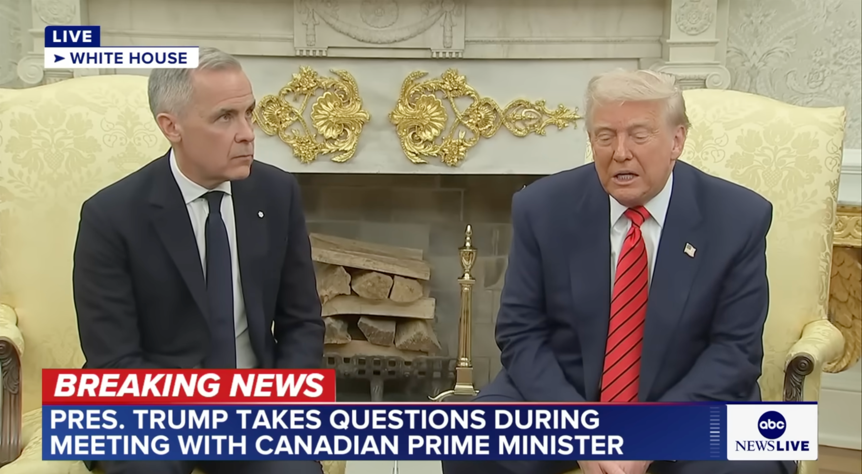 To menn sitter, en i dress, og diskuterer under et møte. Nyhetstekst: "Pres. Trump tar spørsmål under møte med den kanadiske statsministeren."