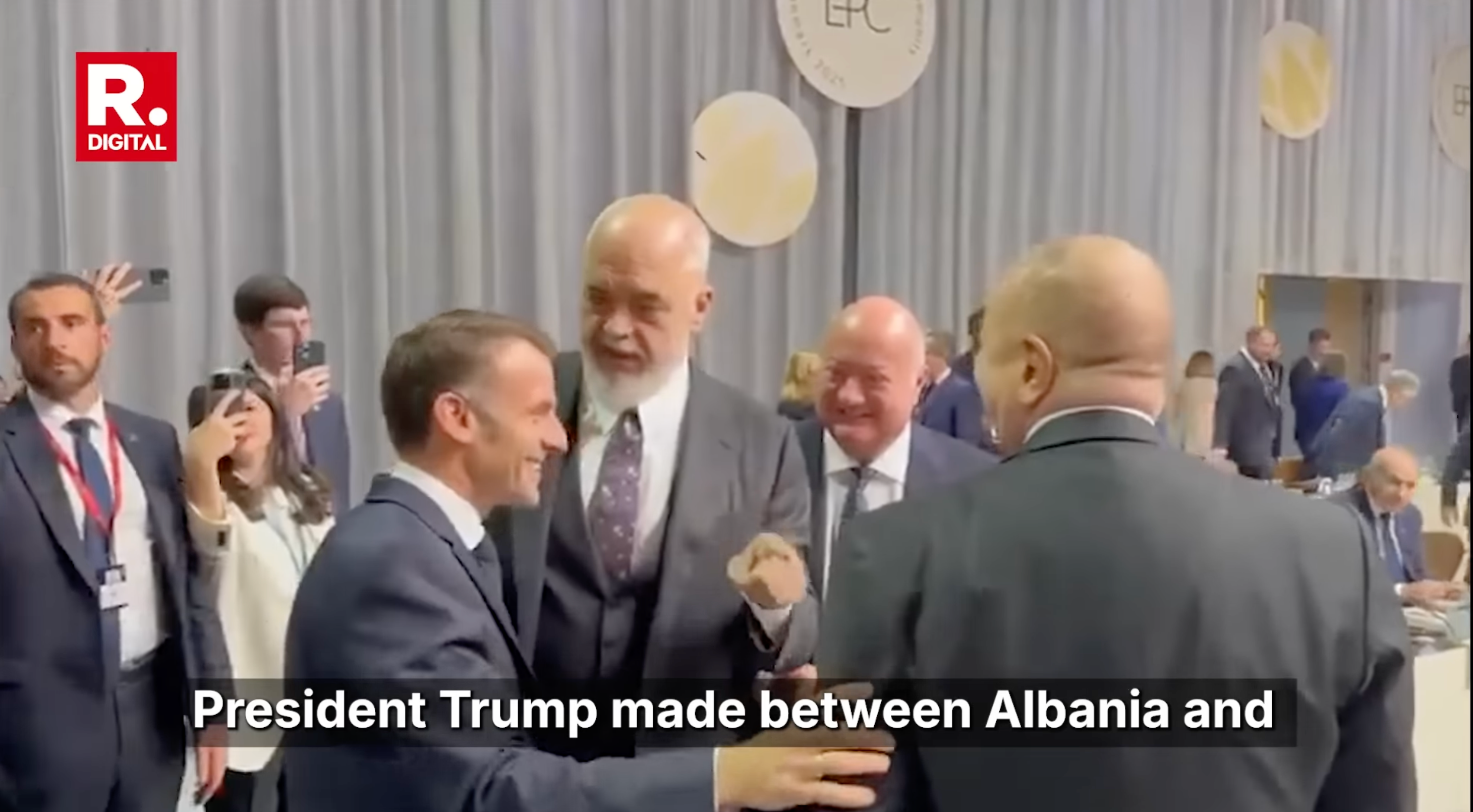 Dresskledde personer var i samtale på en konferanse. Undertekster nevner president Trumps handlinger som involverer Albania