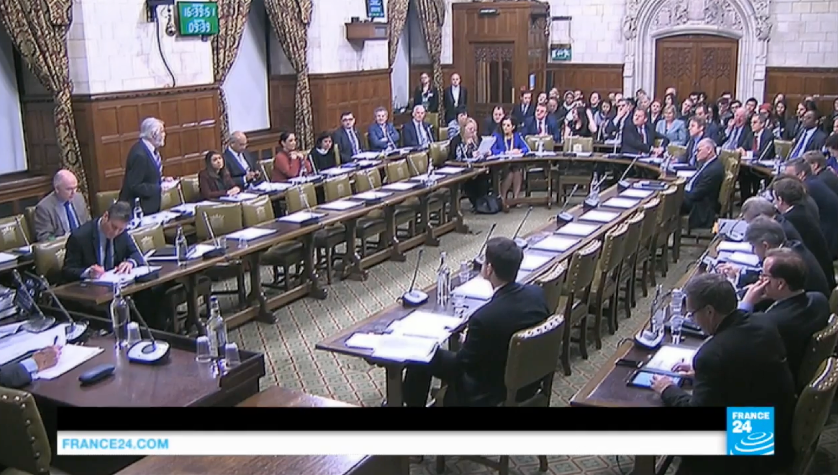 Stortingsmøte med deltakere som sitter rundt et langbord og diskuterer agendapunkter