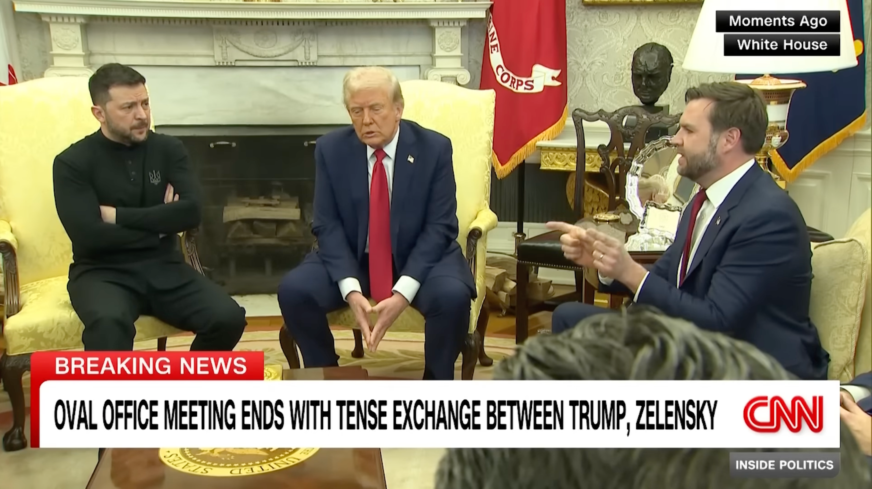 Tre menn som sitter i det ovale kontor, engasjert i en spent samtale. En "Breaking News" bildeteksten nevner en utveksling mellom Trump og Zelensky
