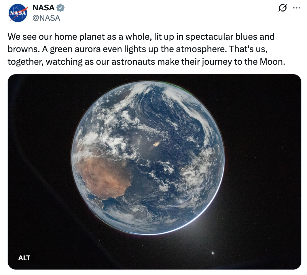 En utsikt over jorden fra verdensrommet, med synlige landmasser og hav, ledsaget av en bildetekst om astronauter som reiser til månen