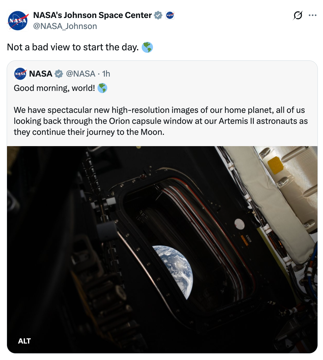 NASA tweet med et romkapselvindu som viser jorden. Teksten fremhever nye bilder av jorden fra Orion-kapselen