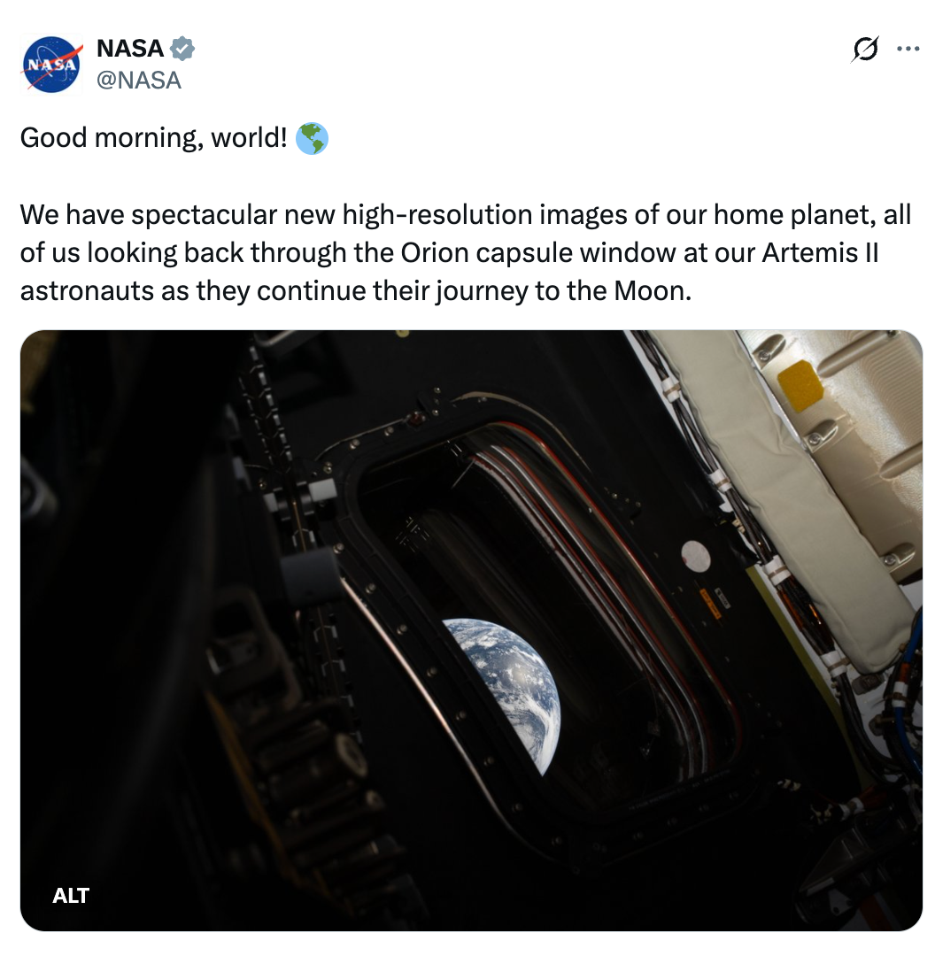 Tweet av NASA som viser jorden gjennom et romfartøyvindu, og nevner høyoppløselige bilder fra Orion-kapselen på Artemis II-oppdraget
