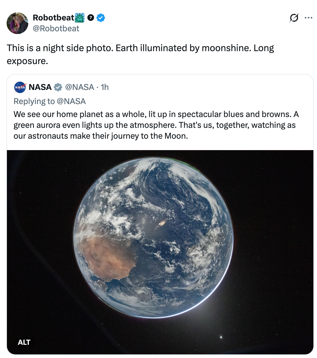 En utsikt over jorden fra verdensrommet om natten, med nordlys som lyser opp atmosfæren. Bildet følger med et Twitter-innlegg om Jorden opplyst av måneskinn