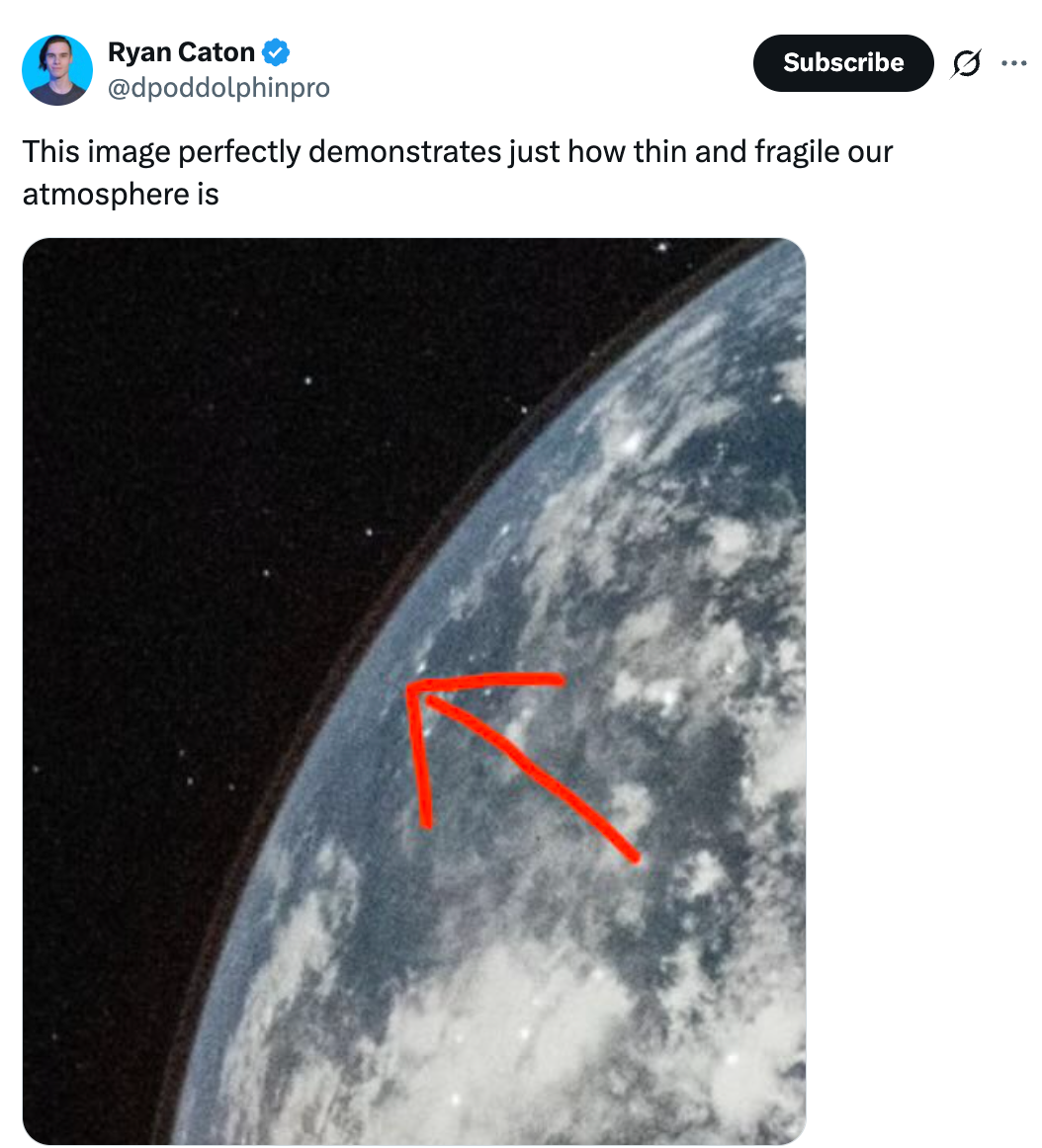 Bilde av jorden fra verdensrommet som viser et tynt atmosfærisk lag, uthevet av en rød pil. Tekst understreker atmosfærens skjørhet