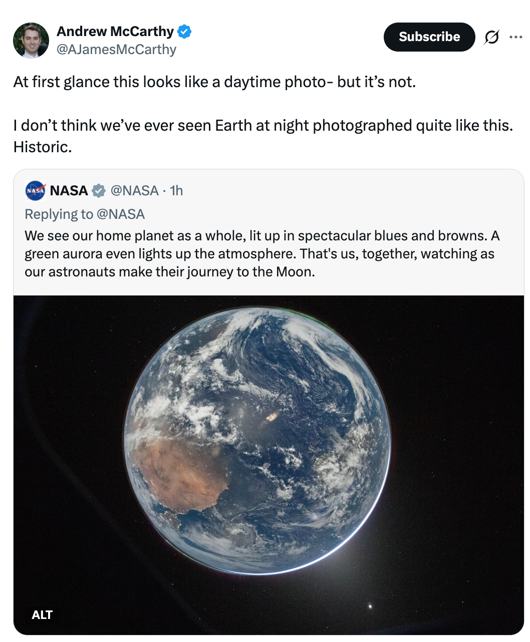 Skjermbilde av en tweet av Andrew McCarthy som svarer på et NASA-innlegg om et unikt jordbilde tatt om natten, og fremhever dets historiske betydning