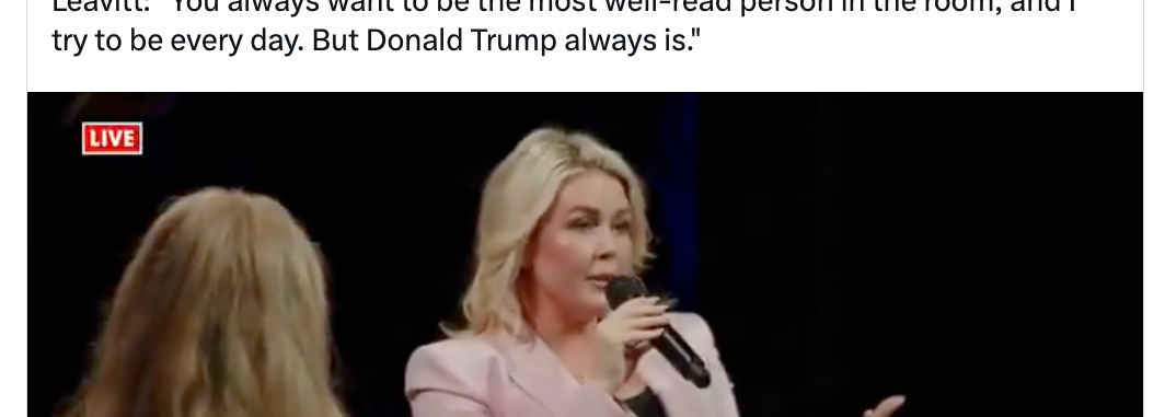 En kvinne snakker i en mikrofon under et direktesendt TV-intervju, med bildetekst med et sitat om å være belest