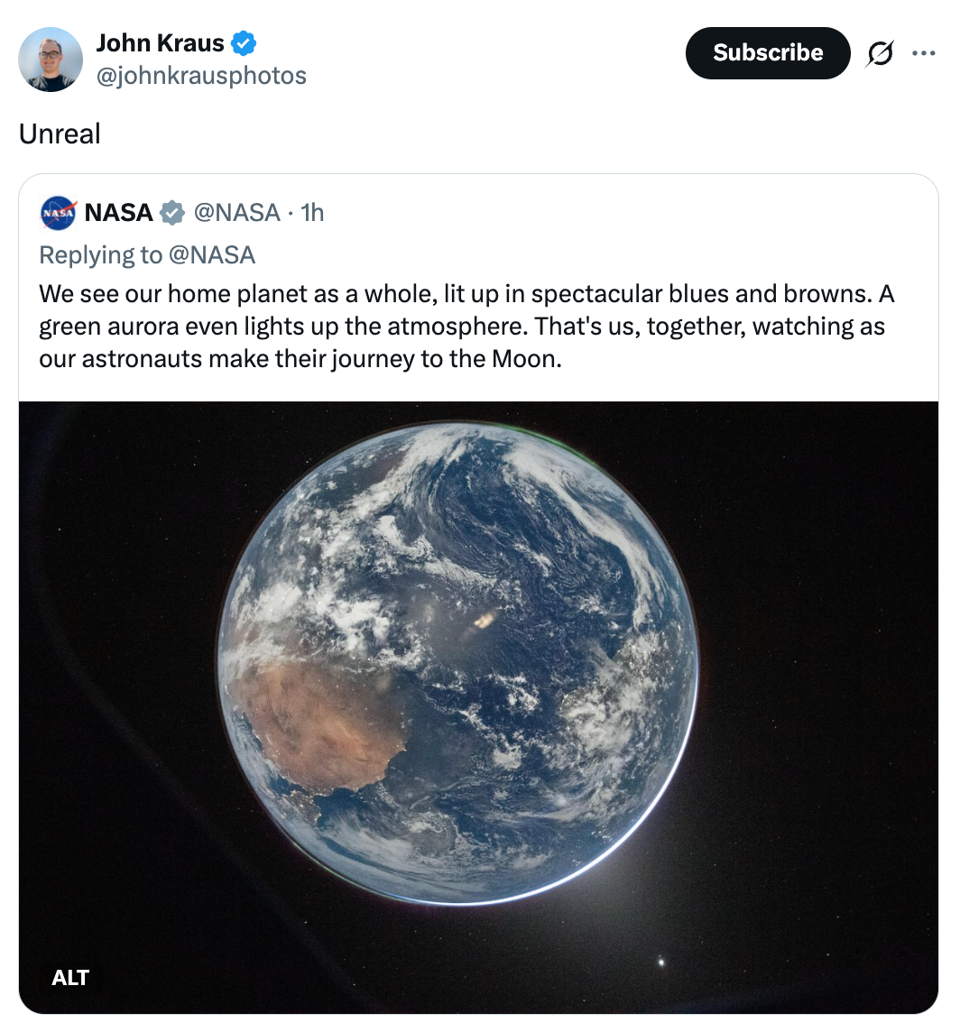 Et bilde av jorden fra verdensrommet, som fremhever atmosfærisk lys og farger, med en NASA-tweet som beskriver dens skjønnhet