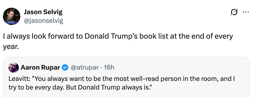 Tweet fra Jason Selvig som på humoristisk måte forutså Donald Trumps årlige bokliste, siterer Aaron Rupar om å holde seg godt lest