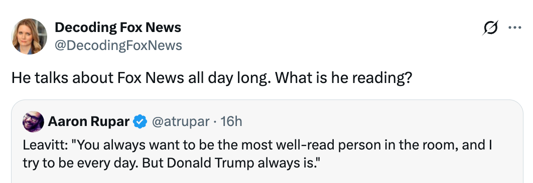 Tweet av Decoding Fox News som siterer Aaron Rupar: Leavitt diskuterer viktigheten av å være godt lest, og nevner Donald Trumps tilnærming