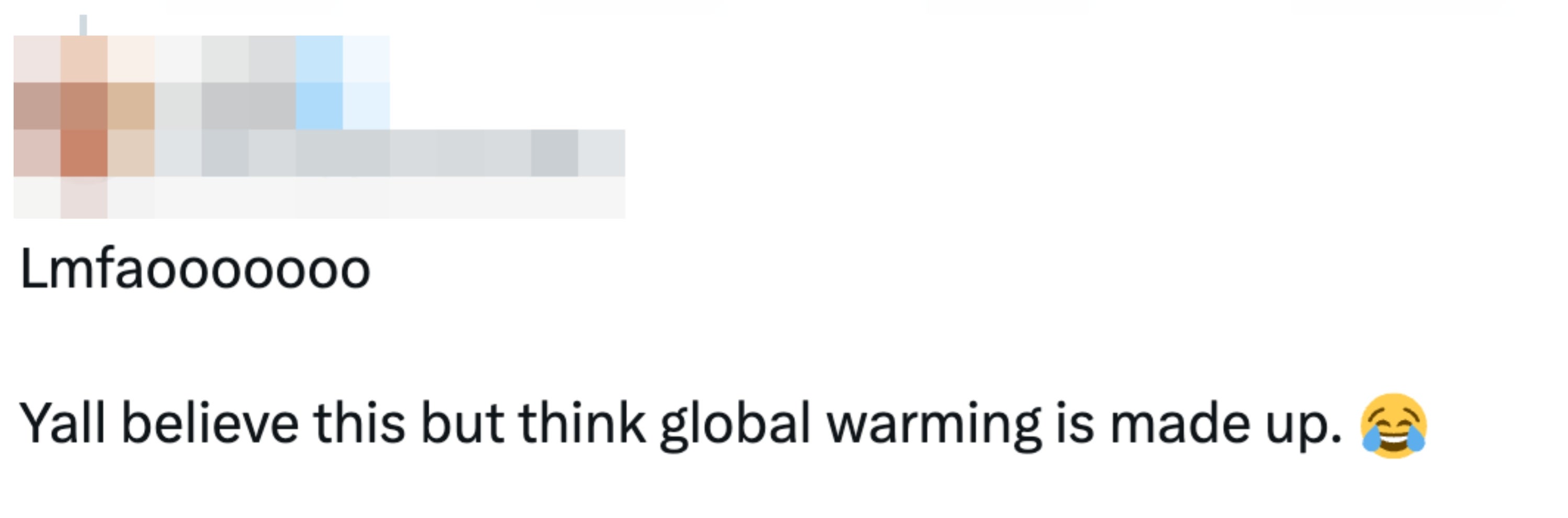 Tweet fra en bruker som håner troen på konspirasjonsteorier om global oppvarming, med leende emojier