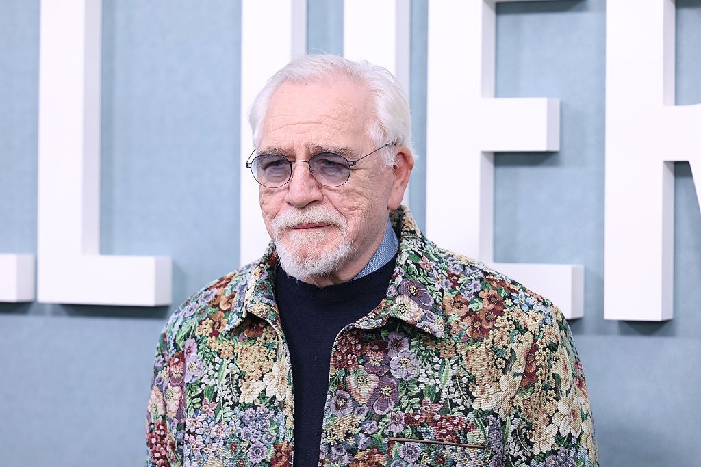 Mann i en blomsterjakke og briller på en formell begivenhet