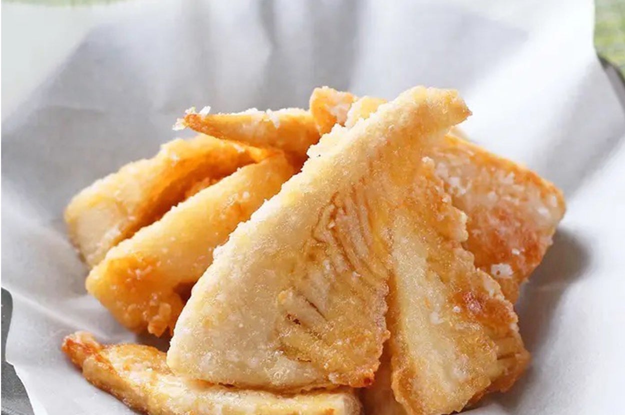 揚げ物の料理が紙の上に盛られています。