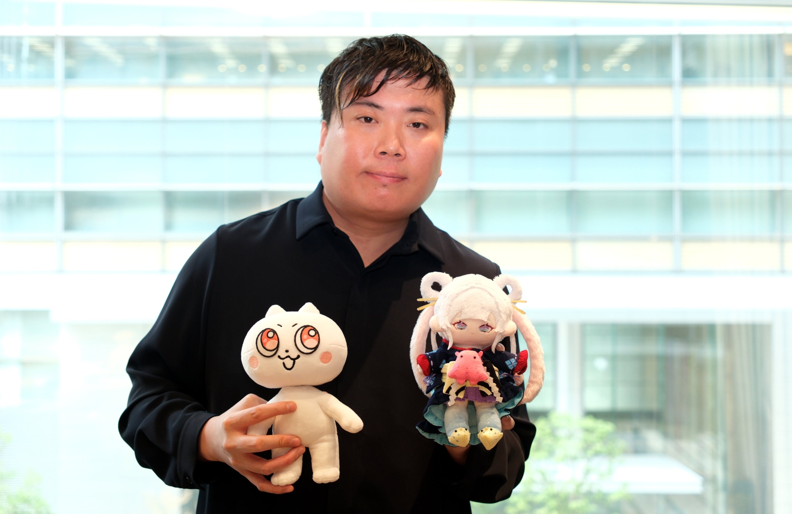 「月見ヤチヨ」ぬいぐるみ（右）とBuzzFeedの「バズりん」（左）とスリーショットに応じてくれた山下清悟監督