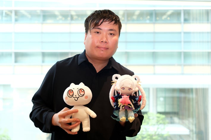 「月見ヤチヨ」ぬいぐるみ（右）とBuzzFeedの「バズりん」（左）とスリーショットに応じてくれた山下清悟監督