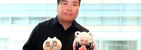 「月見ヤチヨ」ぬいぐるみ（右）とBuzzFeedの「バズりん」（左）とスリーショットに応じてくれた山下清悟監督