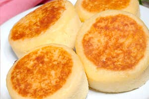 丸いチーズケーキ蒸しパンが白い皿に4つ並んでいる様子。