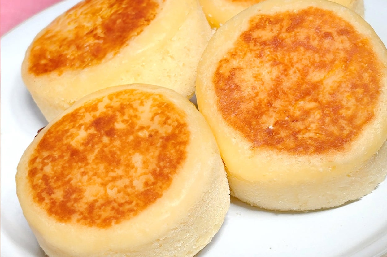 丸いチーズケーキ蒸しパンが白い皿に4つ並んでいる様子。