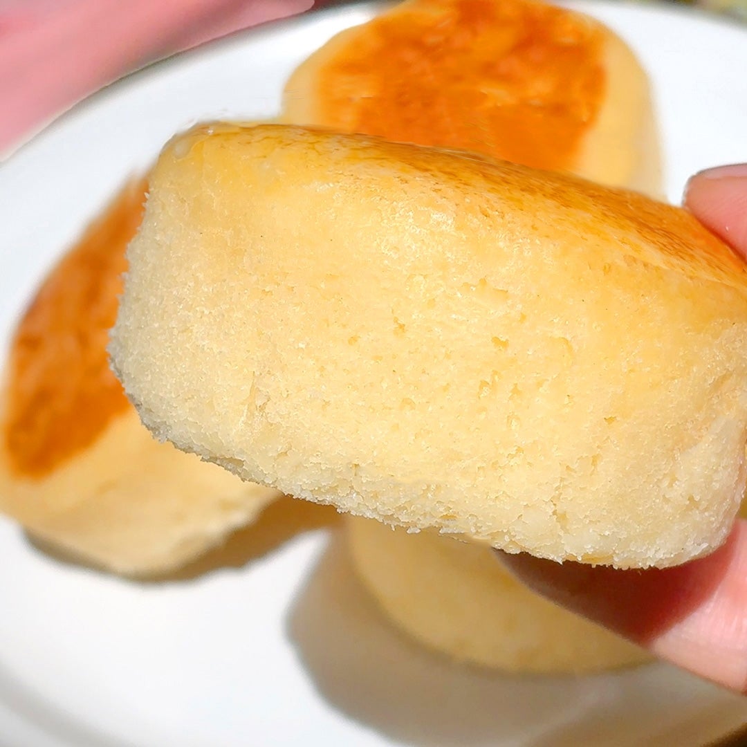 手に持たれたふわふわのパンケーキ。