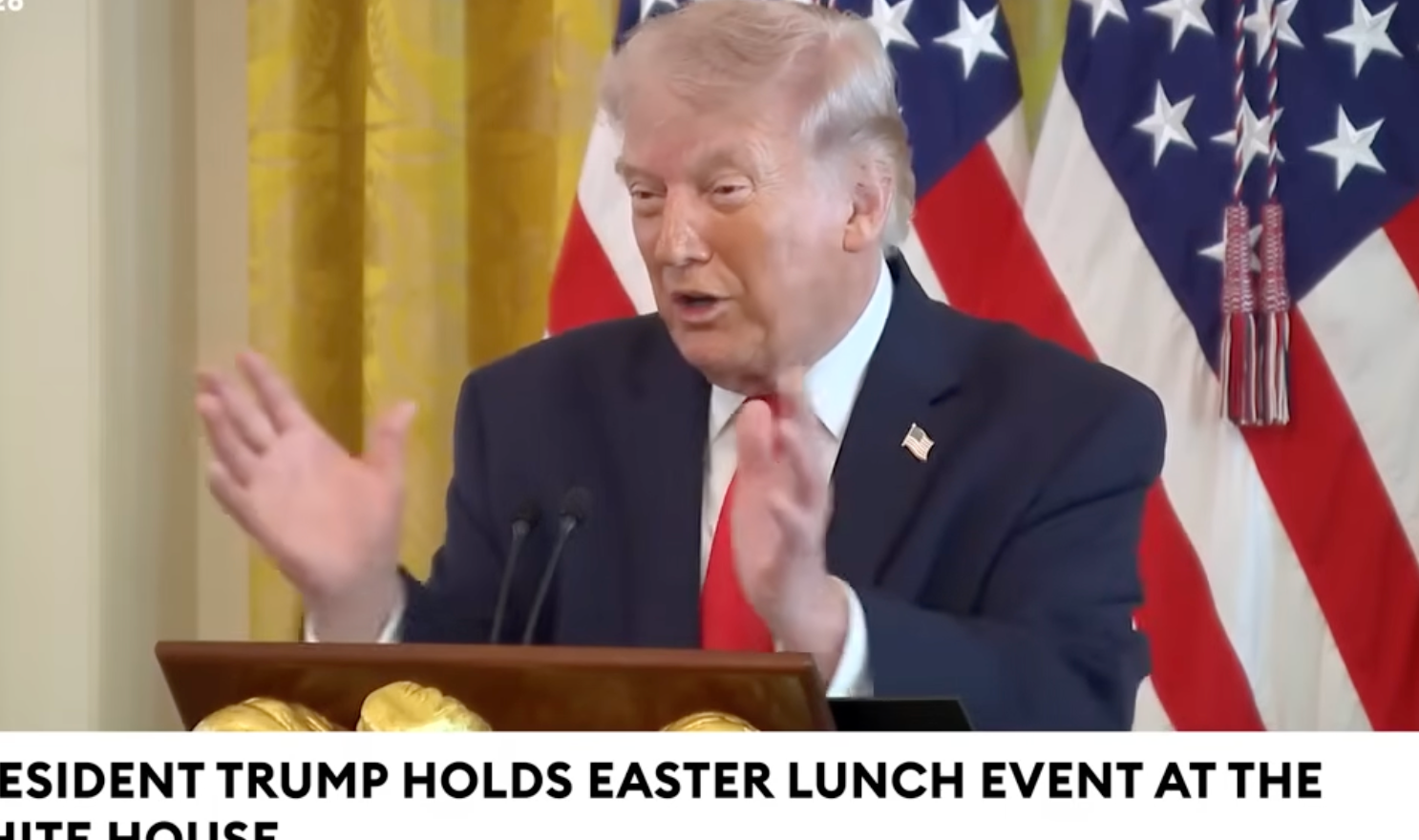 Tidligere president taler ved et podium i Det hvite hus under en påskelunsjbegivenhet, med amerikanske flagg i bakgrunnen