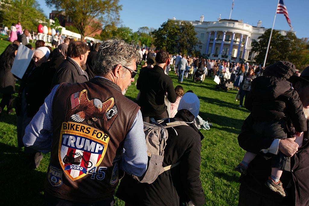 En mann som har på seg en 