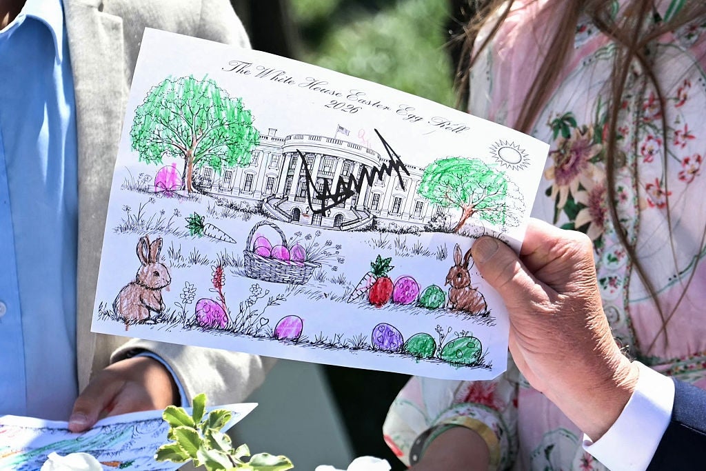 White House Easter Egg Roll-side, farget med kaniner og egg, holdt og signert av noen i forgrunnen