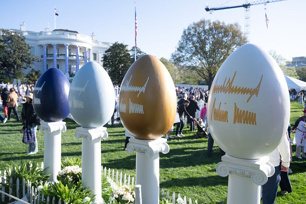 Store dekorative egg på piedestaler foran Det hvite hus under et utendørsarrangement
