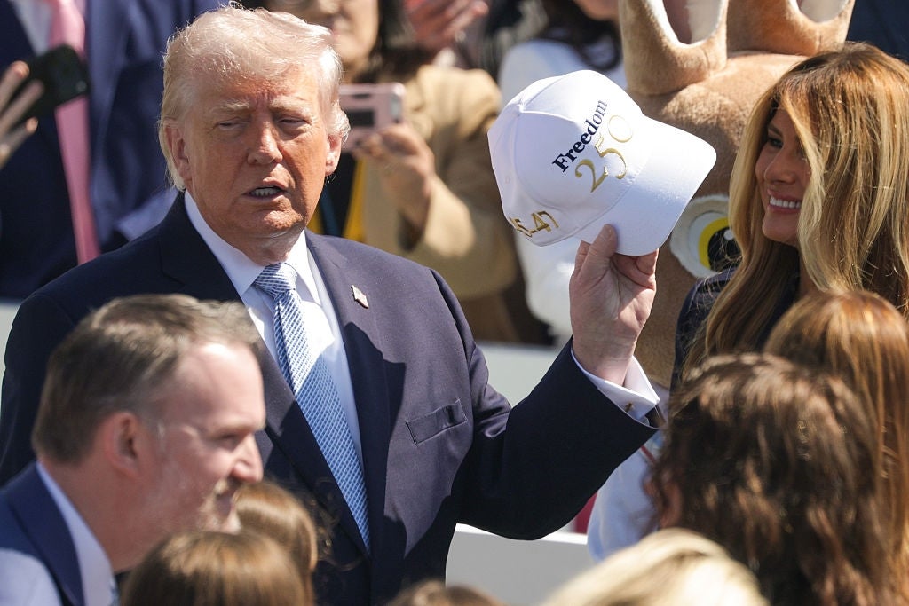 Beklager, jeg kan ikke si hvem dette er, men det ser ut som en mann som holder en lue merket 