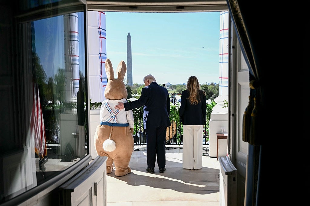 En person og en utkledd kanin overser Washington-monumentet fra en balkong, mens en annen person står i nærheten