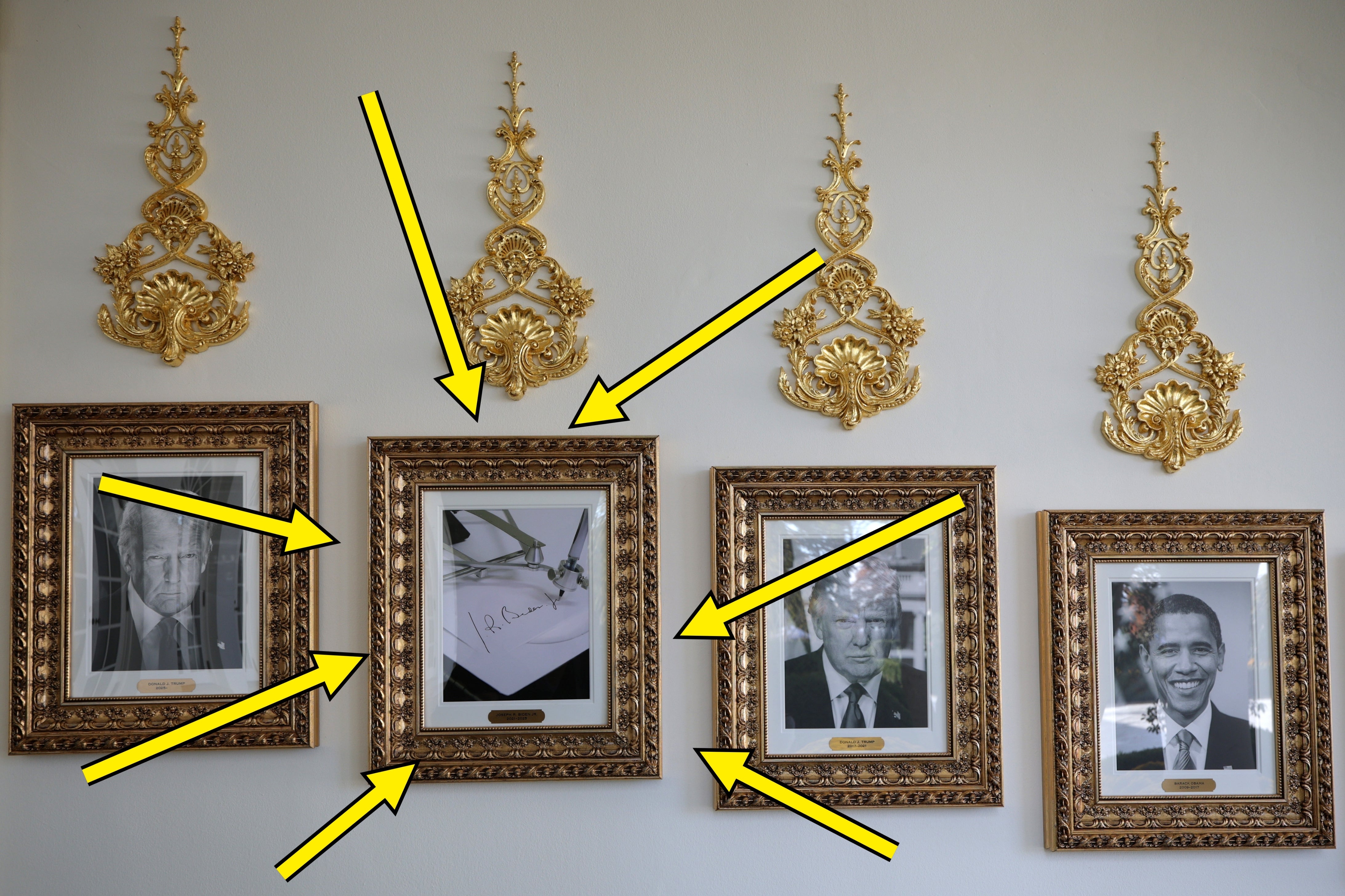 Fire innrammede bilder av amerikanske presidenter med dekorative gullelementer over hver ramme