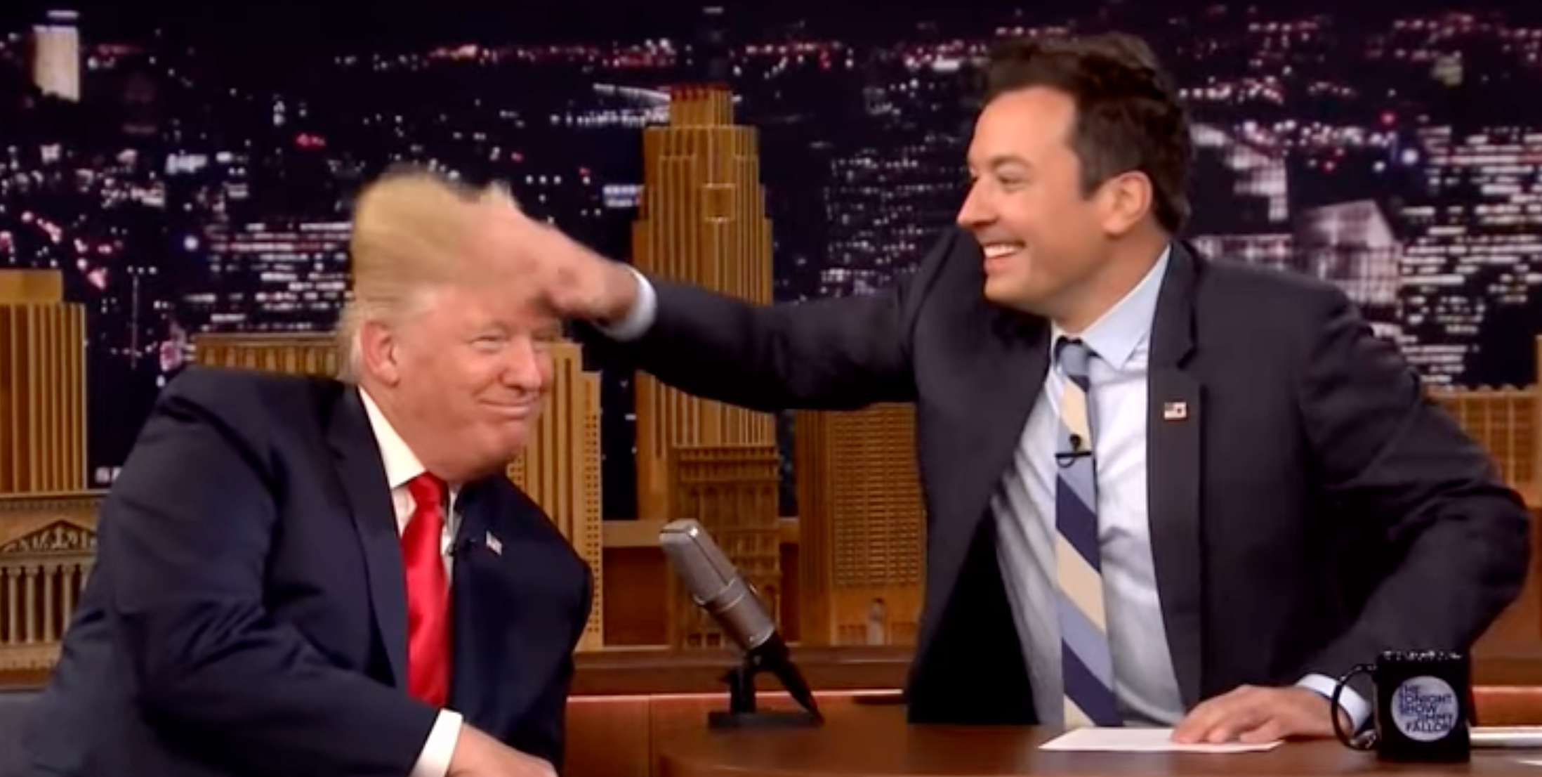 TV-vert Jimmy Fallon tusler lekent i håret til kjendisgjesten Donald Trump under et talkshow-intervju