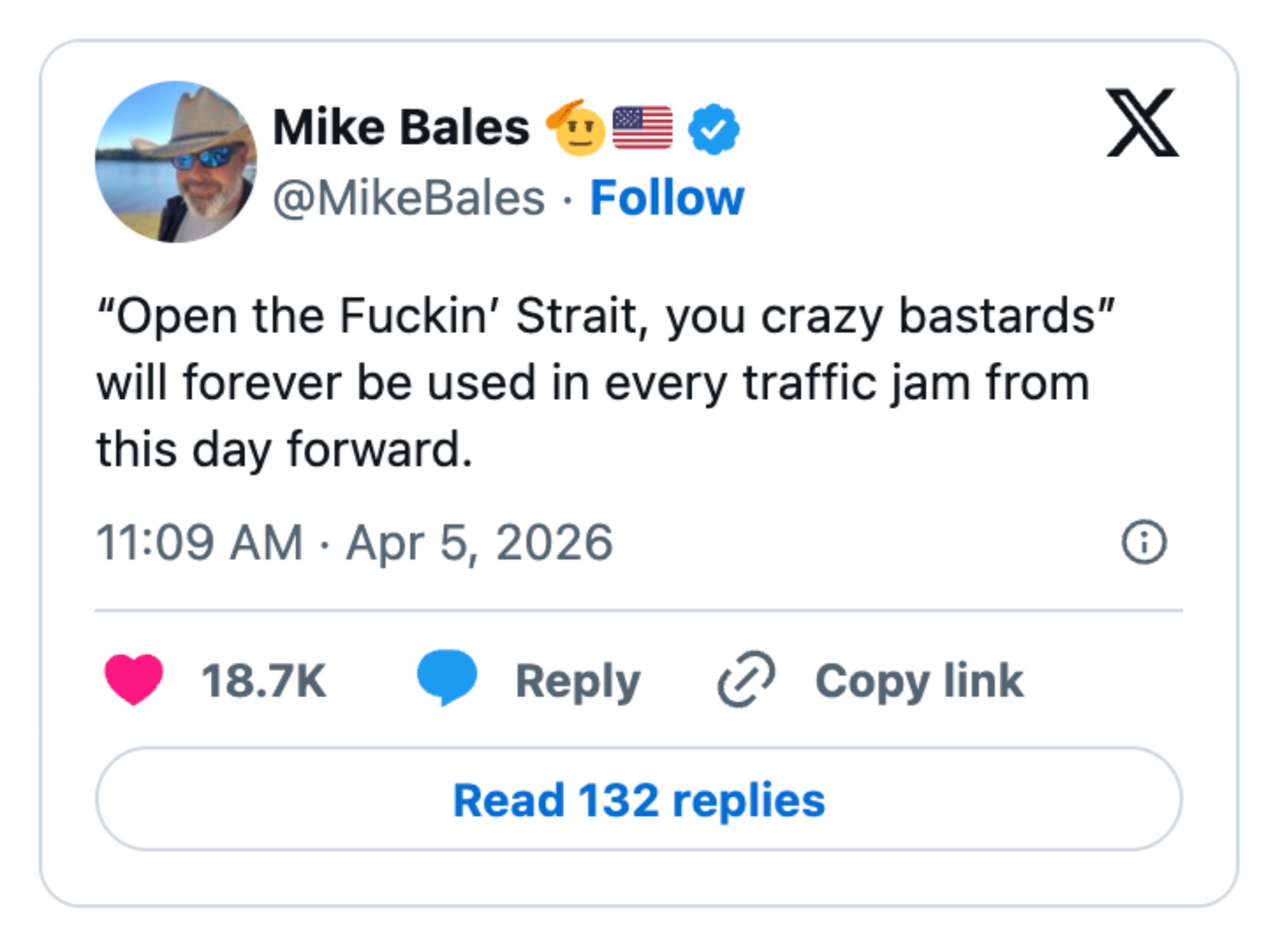 Tweet av Mike Bales vitser om at «Open the Strait»; vil bli brukt i trafikkork, med leende emoji