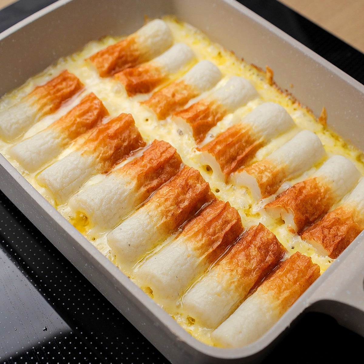 ベーキングディッシュに入った焼かれたちくわが並んでいる。