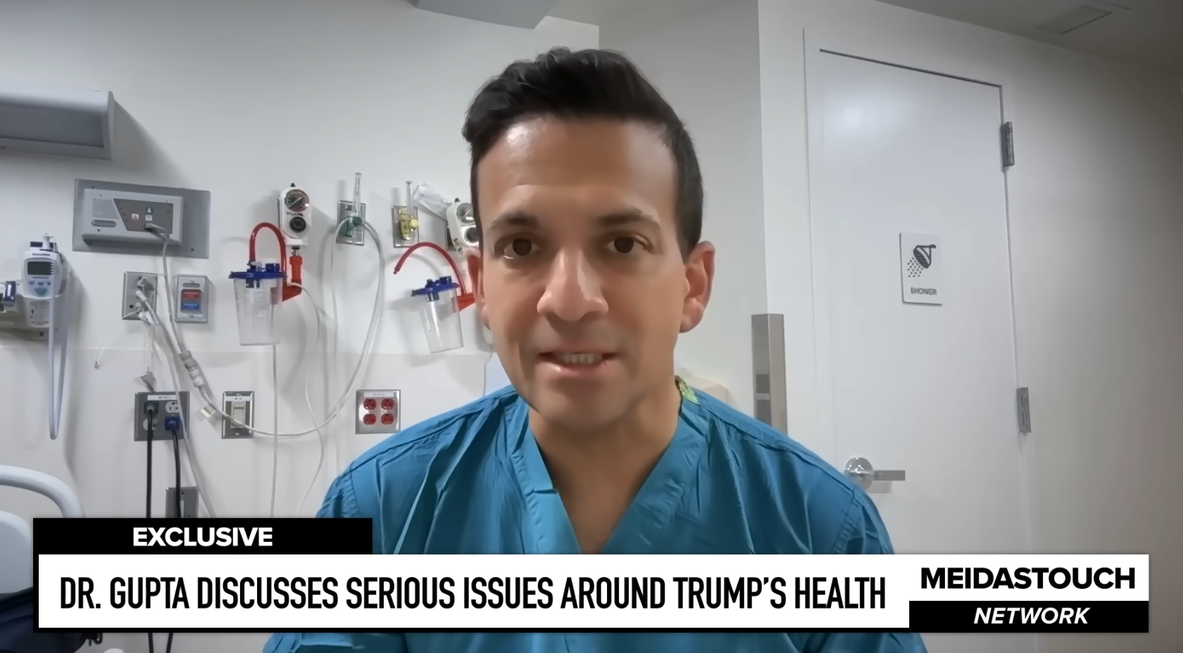 Lege i scrubs diskuterer helseproblemer på en videosamtale, med medisinsk utstyr i bakgrunnen. Nyhetsoverskriften nevner Trumps helse