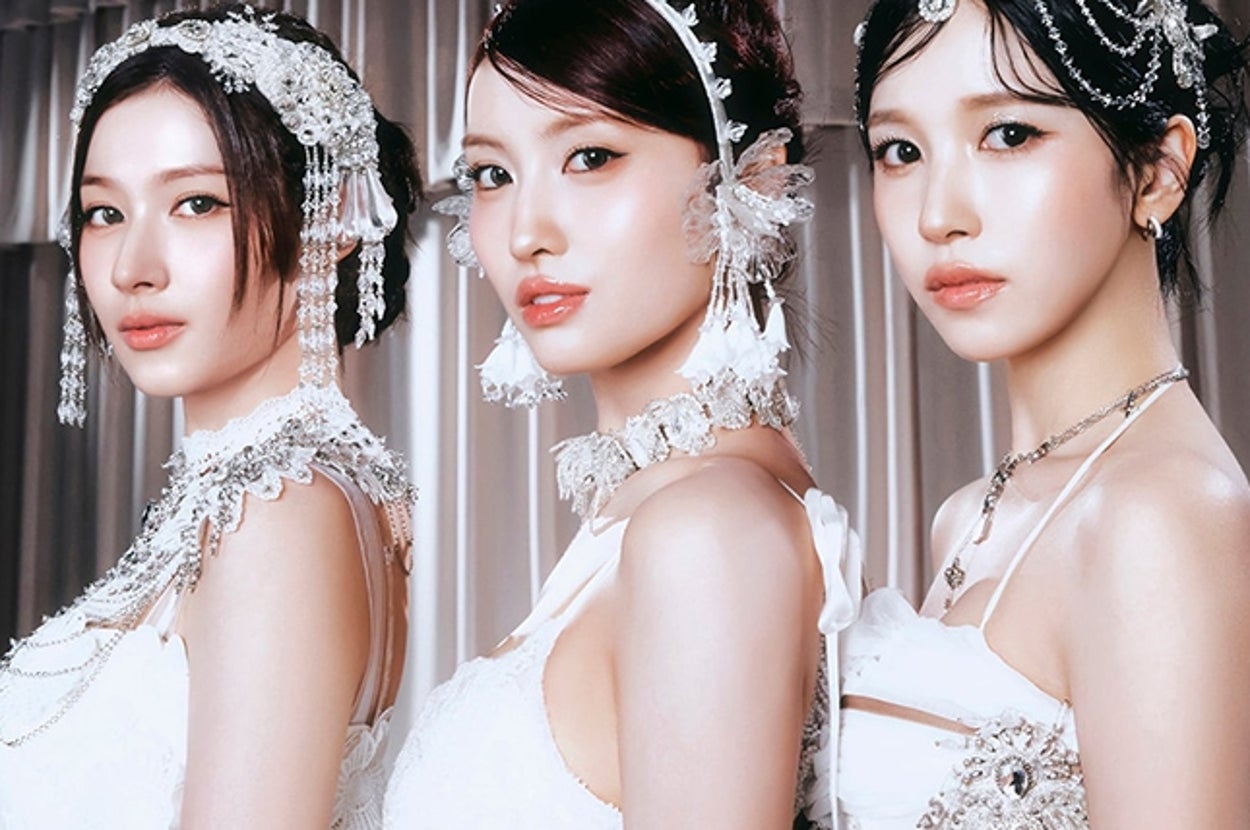 3人の女性が豪華な衣装を着て並んでポーズをとっている。