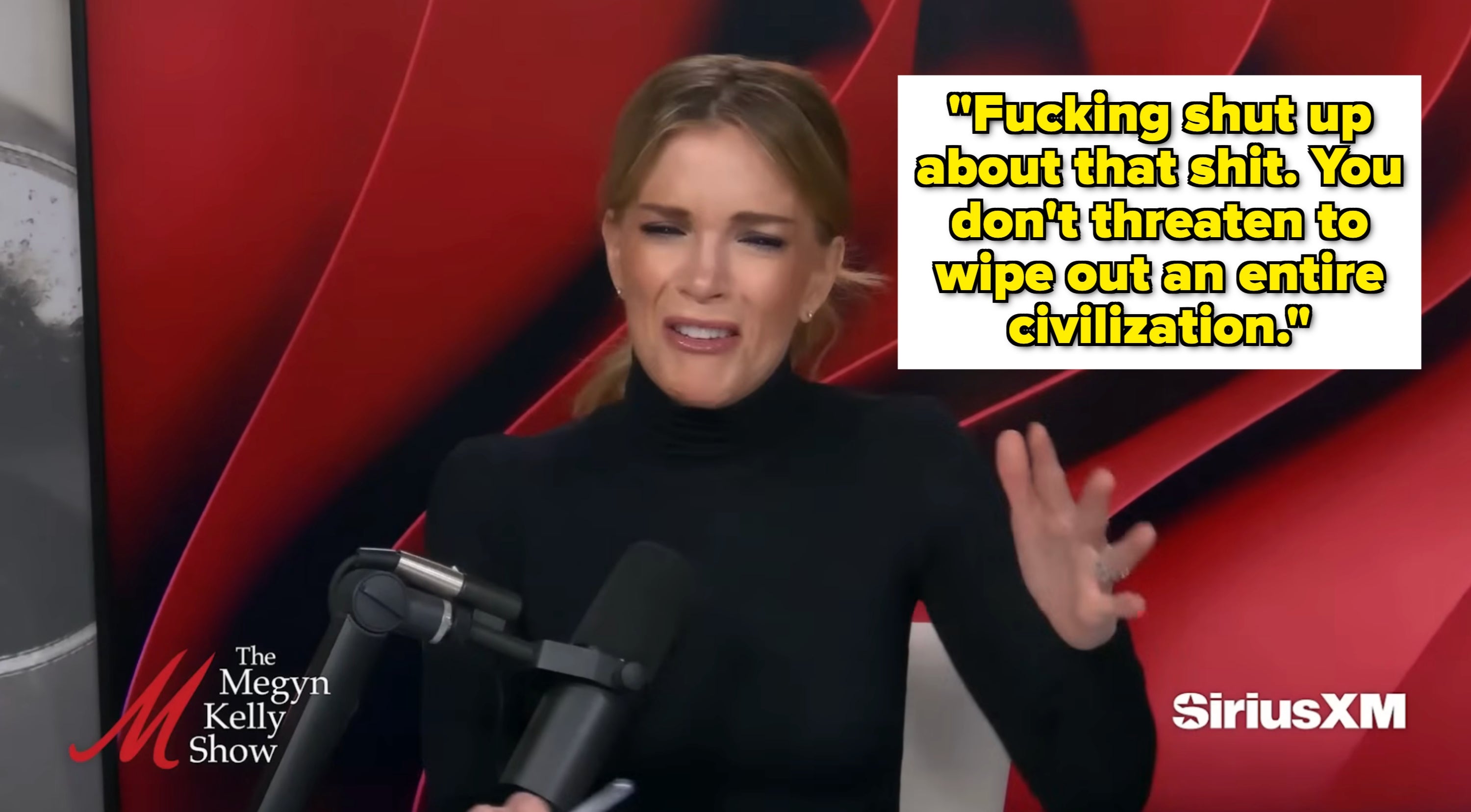 Person som snakker i en mikrofon på en podcast med tittelen 