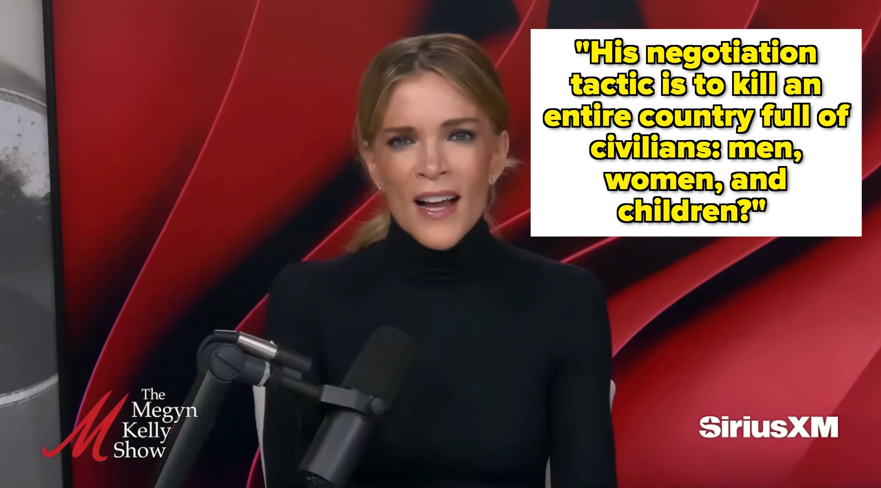 Person som snakker i en mikrofon under et radioprogram med 