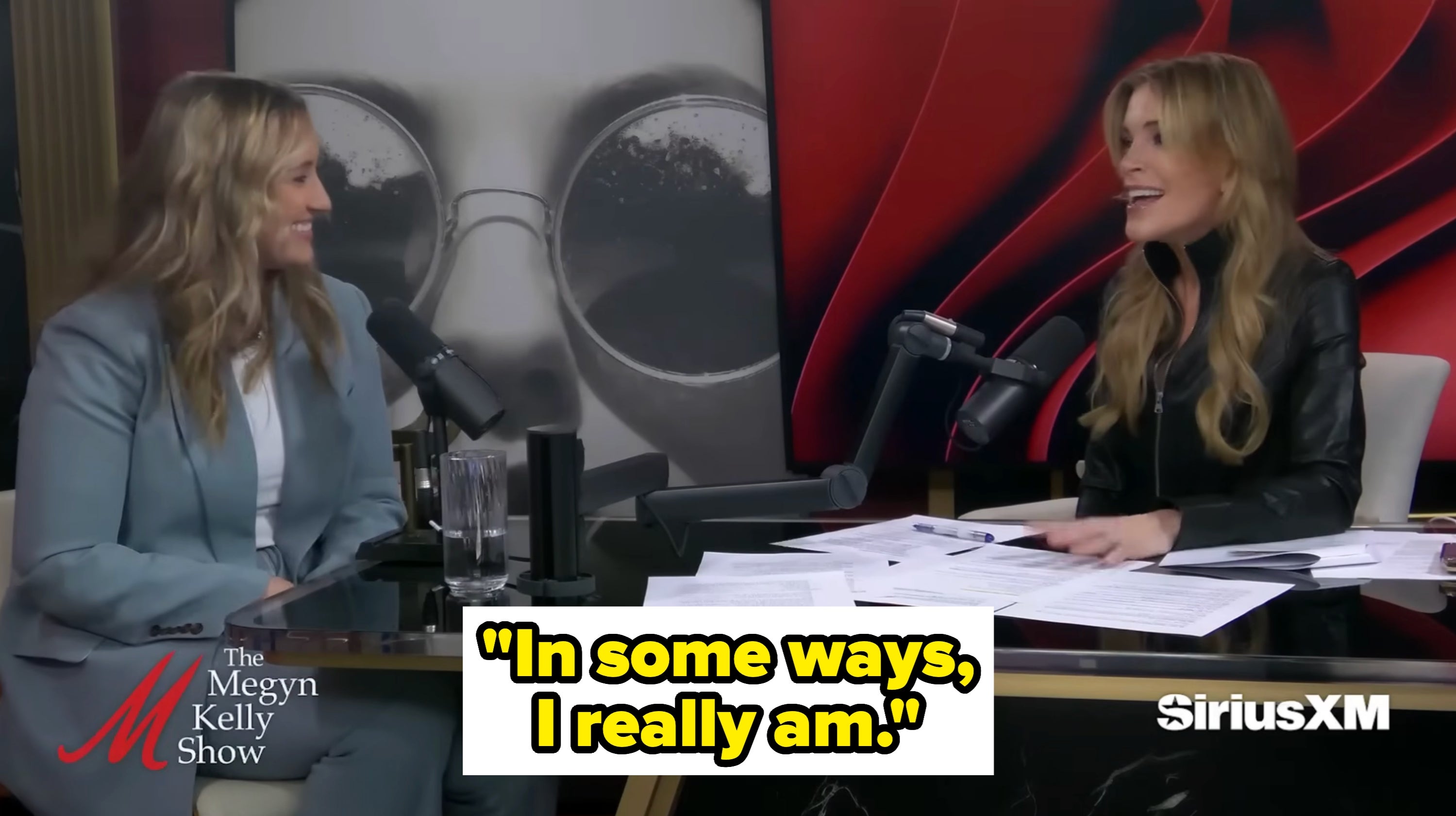 To kvinner samtaler ved et radiostudiobord med mikrofoner, merkevare for 