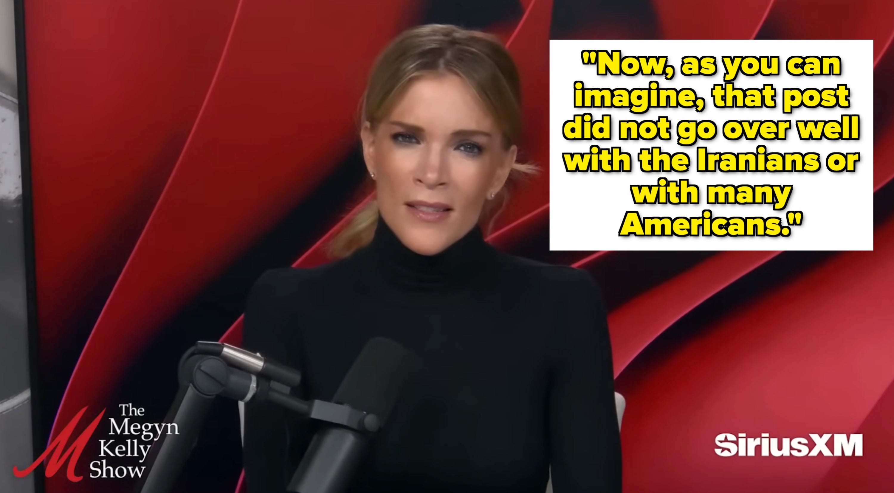 Person i et studio som snakker inn i en mikrofon for The Megyn Kelly Show på SiriusXM, iført en svart turtleneck